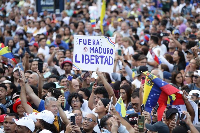 Simpatizantes del candidato a las elecciones presidenciales Edmundo González Urrutia