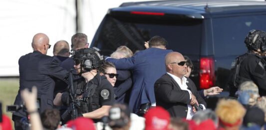 Trump retirado del mitin
