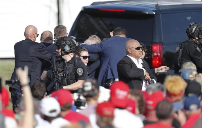 Trump retirado del mitin
