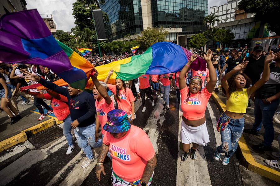 Un grupo de personas participa en una manifestaci&oacute;n en conmemoraci&oacute;n del mes del orgullo LGTBI (1)