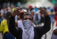 Más de una decena de "arrestos arbitrarios" en Venezuela tras las presidenciales, dice ONG Un manifestante se enfrenta a la Guardia Nacional Bolivariana (2)