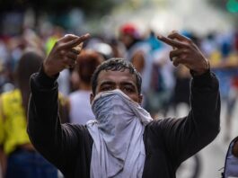 Un manifestante se enfrenta a la Guardia Nacional Bolivariana (2)