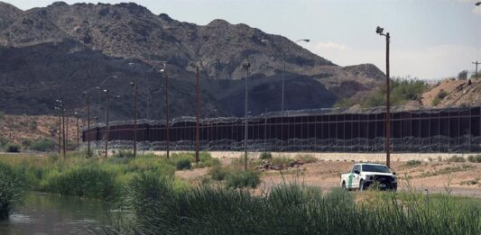 Un patrulla fronteriza de Estados Unidos realizan operativos en la frontera con México