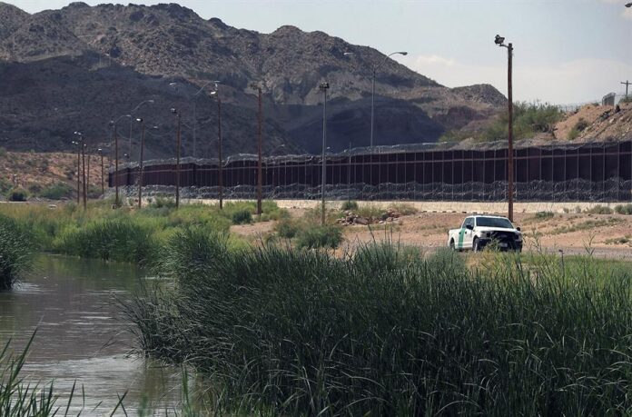 Un patrulla fronteriza de Estados Unidos realizan operativos en la frontera con México