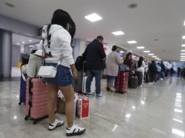 Viajeros hacen fila este viernes en el Aeropuerto Internacional de la Ciudad de México