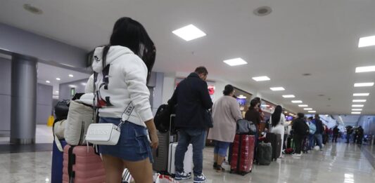 Viajeros hacen fila este viernes en el Aeropuerto Internacional de la Ciudad de México