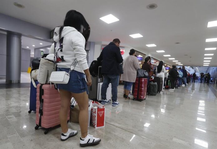 Viajeros hacen fila este viernes en el Aeropuerto Internacional de la Ciudad de México