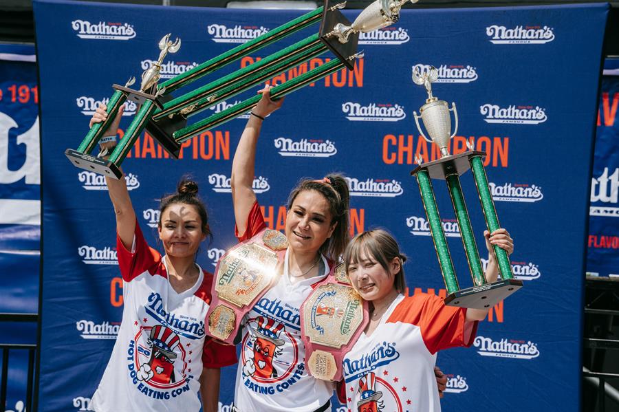 Winners in women's category Miki Sudo (C, 1st place), Michelle Lesco (L), and Mayoi Ebihara