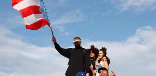 artistas puertorriqueños Bad Bunny (i-arriba), Residente (c-abajo), Dj Sinsuela (c-arriba), Ile (d-arriba) y Ricky Martin (d) durante una manifestación contra el gobernador de Puerto Rico
