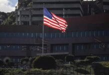 bandera de Estados Unidos en la sede de su embajada en Caracas