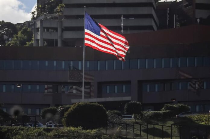 bandera de Estados Unidos en la sede de su embajada en Caracas