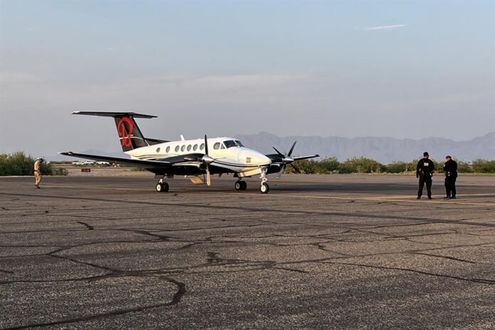 el avión privado donde fueron transportados Ismael el Mayo Zambada y Joaquín Guzmán López, en un aeropuerto privado el avión privado donde fueron transportados Ismael el Mayo Zambada y Joaquín Guzmán López, en un aeropuerto privado