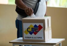 Venezuela se prepara para sus elecciones más trascendentales de la última década hombre votando durante el simulacro electoral para las elecciones presidenciales