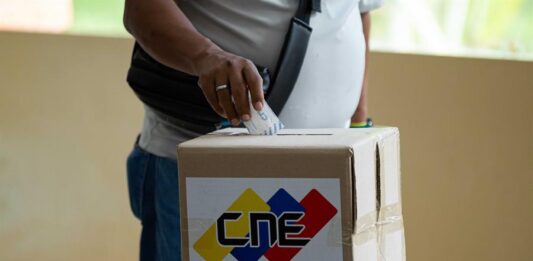 hombre votando durante el simulacro electoral para las elecciones presidenciales