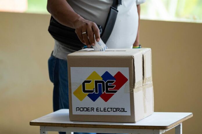 hombre votando durante el simulacro electoral para las elecciones presidenciales