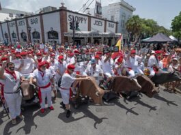 Los 'dobles' de Hemingway celebran su San Fermín en los Cayos de Florida los ganadores anteriores y los participantes actuales del concurso de para elegir al hombre más parecido a Ernest Hemingway