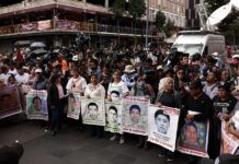 Padres de Ayotzinapa, "decepcionados" de López Obrador, pero con "esperanza" en Sheinbaum padres de los 43 estudiantes desaparecidos de Ayotzinapa llegan al Museo de la Ciudad de México