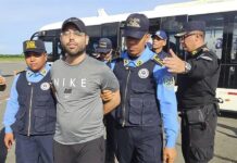 Procesan a estadounidense Gilbert Reyes, acusado de matar a tres mujeres en Honduras trasladan al estadounidense Gilbert Reyes, acusado por el asesinato en enero de tres mujeres en la isla de Roatán (2)