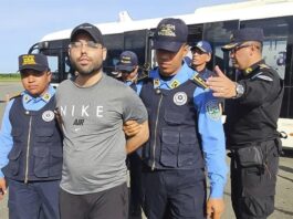 trasladan al estadounidense Gilbert Reyes, acusado por el asesinato en enero de tres mujeres en la isla de Roatán (2)