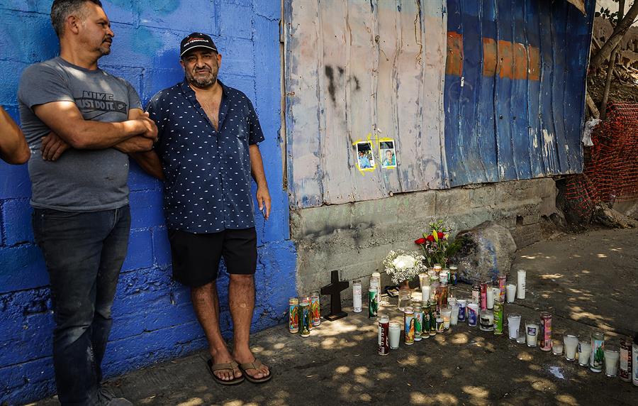 velas y flores en el lugar donde se cometi&oacute; un asesinato
