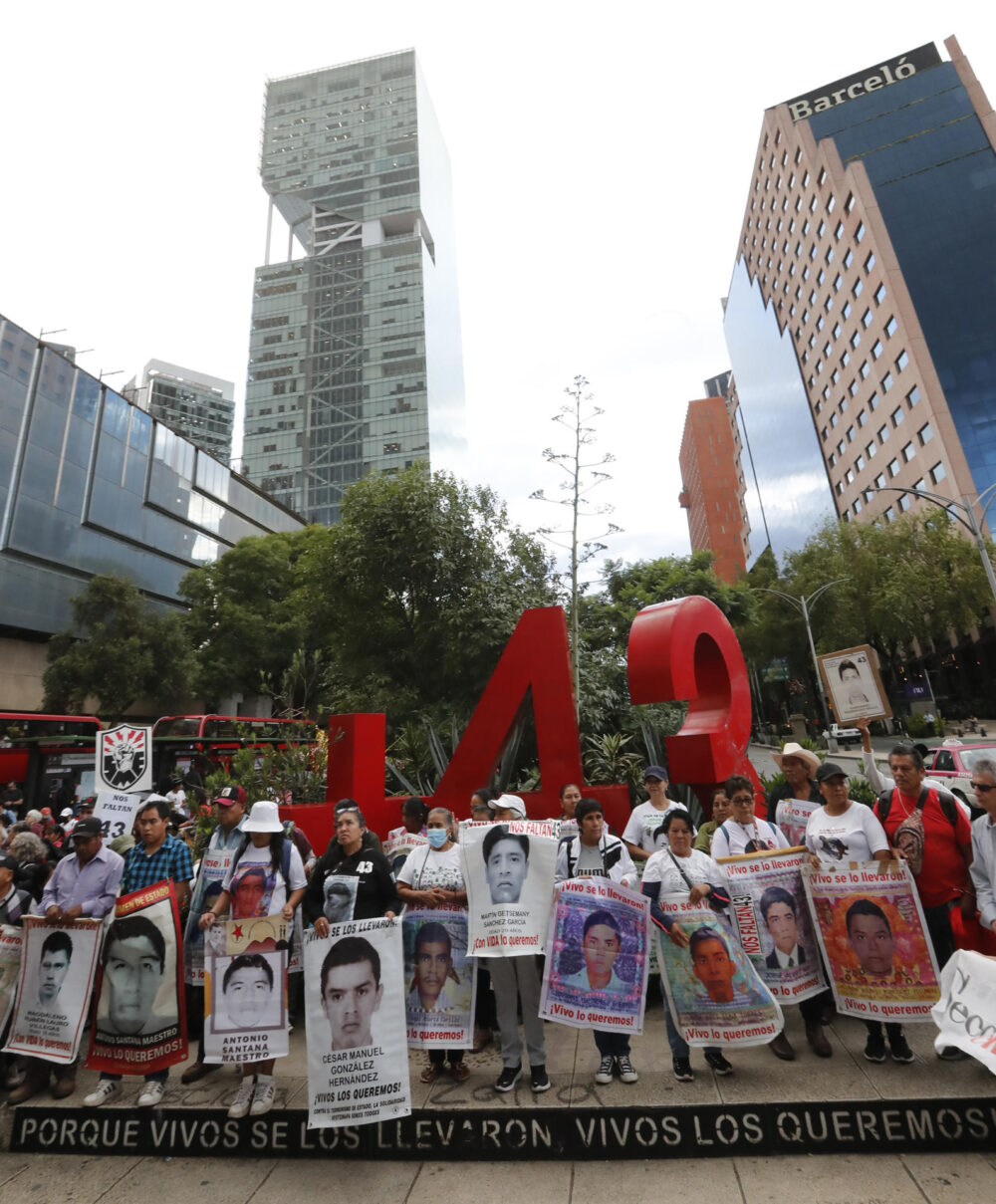  Activistas, familiares y compa&ntilde;eros de los 43 estudiantes desaparecidos de la Escuela Normal "Isidro Burgos" de Ayotzinapa participan en una marcha