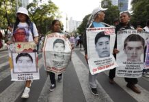 Activistas, familiares y compañeros de los 43 estudiantes desaparecidos de la Escuela Normal Isidro Burgos de Ayotzinapa participan en una marcha (2)