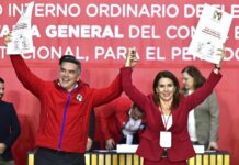 Alejandro Moreno Cárdenas (i) y Carolina Viggiano Austria, durante la celebración por su reelección como presidente de ese instituto político