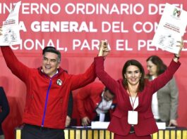 Alejandro Moreno Cárdenas (i) y Carolina Viggiano Austria, durante la celebración por su reelección como presidente de ese instituto político