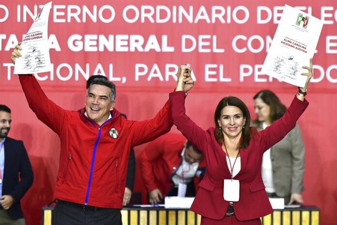 Alejandro Moreno Cárdenas (i) y Carolina Viggiano Austria, durante la celebración por su reelección como presidente de ese instituto político Alejandro Moreno Cárdenas (i) y Carolina Viggiano Austria, durante la celebración por su reelección como presidente de ese instituto político