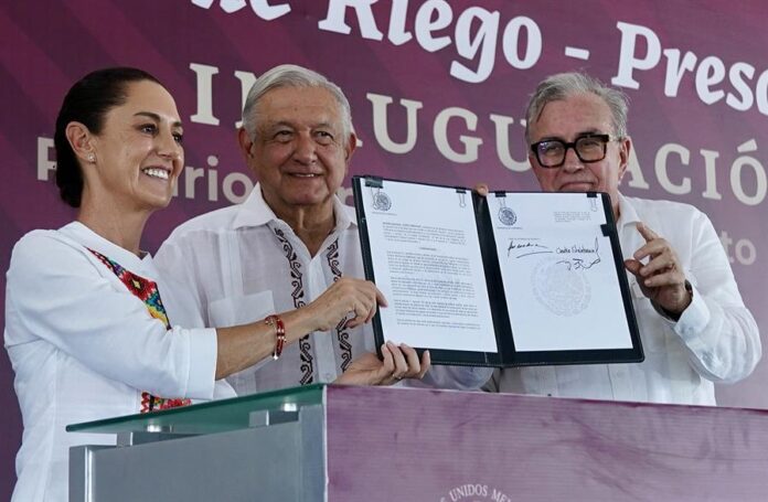 Andrés Manuel López Obrador (c), la presidenta electa Claudia Sheinbaum (i) y el gobernador de Sinaloa, Rubén Rocha Moya (d), en un acto protocolario Andrés Manuel López Obrador (c), la presidenta electa Claudia Sheinbaum (i) y el gobernador de Sinaloa, Rubén Rocha Moya (d), en un acto protocolario