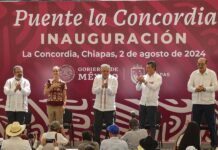 Andrés Manuel López Obrador, el gobernador de Chiapas, Rutilio Escandón y el subsecretario de Infraestructura, Jesús Felipe Verdugo, durante un acto protocolario