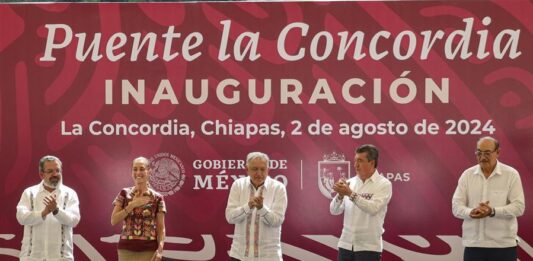 Andrés Manuel López Obrador, el gobernador de Chiapas, Rutilio Escandón y el subsecretario de Infraestructura, Jesús Felipe Verdugo, durante un acto protocolario
