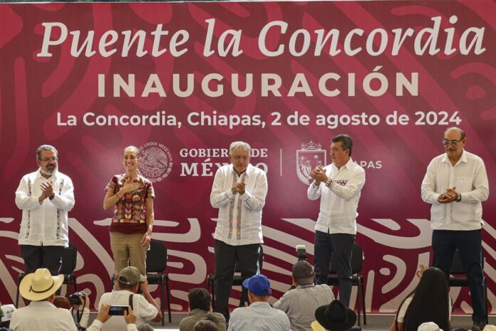 Andrés Manuel López Obrador, el gobernador de Chiapas, Rutilio Escandón y el subsecretario de Infraestructura, Jesús Felipe Verdugo, durante un acto protocolario Andrés Manuel López Obrador, el gobernador de Chiapas, Rutilio Escandón y el subsecretario de Infraestructura, Jesús Felipe Verdugo, durante un acto protocolario