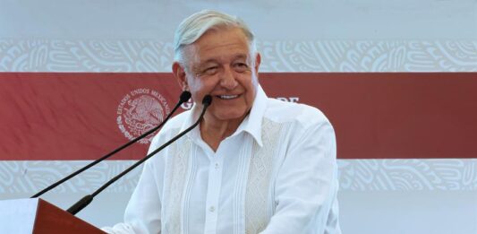 Andrés Manuel López Obrador hablando durante una rueda de prensa