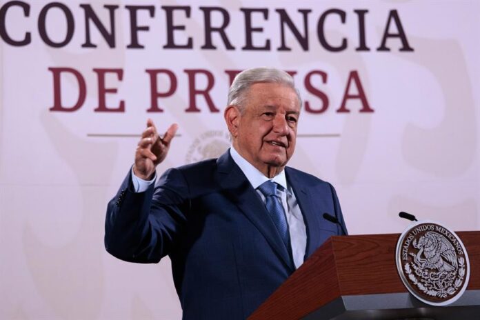 Andrés Manuel López Obrador, hablando en su conferencia de prensa Andrés Manuel López Obrador, hablando en su conferencia de prensa