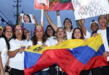 Venezolanos en Miami mantienen el apoyo a opositores y claman por una intervención militar Ciudadanos venezolanos ondean la bandera de su país durante el evento bajo la consigna 'Acta mata sentencia' (2)