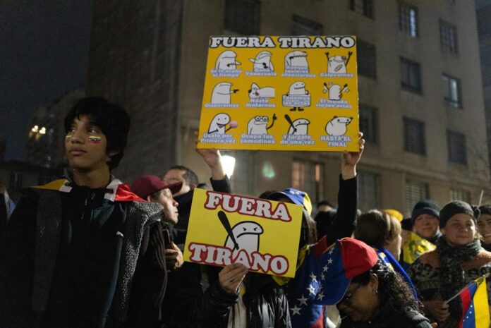 - Ciudadanos venezolanos que residen en Chile protestan este sábado, para rechazar los resultados de las elecciones (2) - Ciudadanos venezolanos que residen en Chile protestan este sábado, para rechazar los resultados de las elecciones (2)