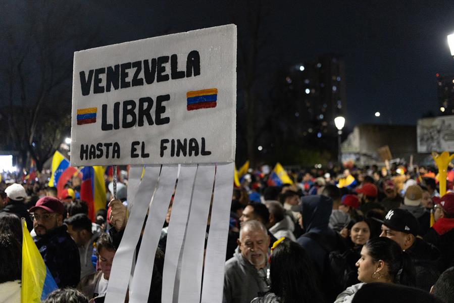 - Ciudadanos venezolanos que residen en Chile protestan este sábado, para rechazar los resultados de las elecciones (3)