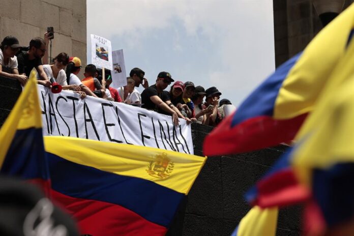 Ciudadanos venezolanos que residen en México participan en una protesta (2)