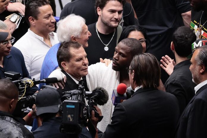 El boxeador estadounidense Floyd Mayweather (d) saluda al ex boxeador mexicano Julio César Chávez