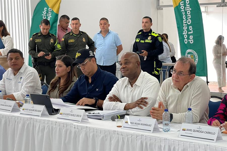  El canciller de Colombia, Luis Gilberto Murillo (c), asiste a una reuni&oacute;n con gobernadores y alcaldes de la frontera con Venezuela