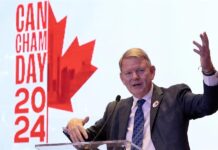 Canadá pide a México un diálogo conjunto ante EE.UU. en la revisión del tratado T-MEC El embajador de Canadá en México, Graeme C. Clark, habla durante el CanCham Day