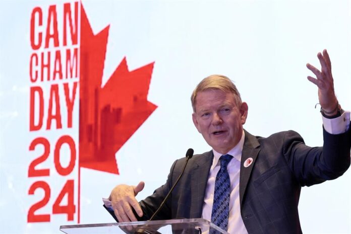 El embajador de Canadá en México, Graeme C. Clark, habla durante el CanCham Day