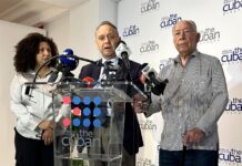 El líder de la Fundación Inspire America y presidente del Museo de la Diáspora Cubana, Marcell Felipe (c), habla junto a la directora del Comando Con Vzla de EE.UU., María Teresa Morín