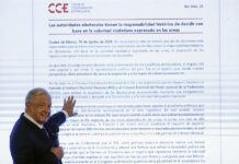 López Obrador pide en una carta a Joe Biden detener la "actitud injerencista" de EE.UU. El presidente de México, Andrés Manuel López Obrador, muestra una carta enviada a su homólogo de Estados Unidos