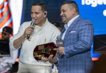 El salsero Víctor Manuel (i) recibe las llaves de la ciudad de Nueva York del Comisionado de Policía, Edward Caban