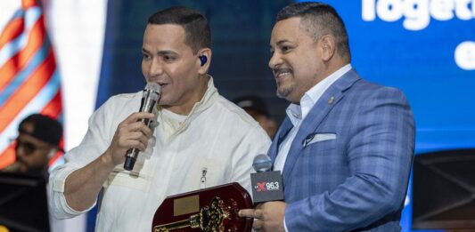 El salsero Víctor Manuel (i) recibe las llaves de la ciudad de Nueva York del Comisionado de Policía, Edward Caban