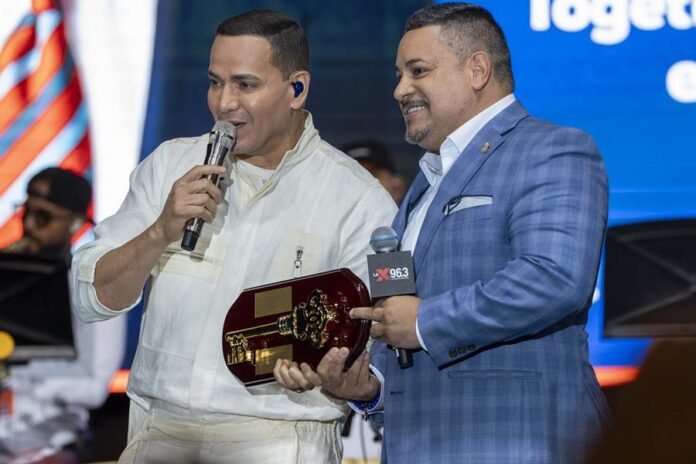 El salsero Víctor Manuel (i) recibe las llaves de la ciudad de Nueva York del Comisionado de Policía, Edward Caban