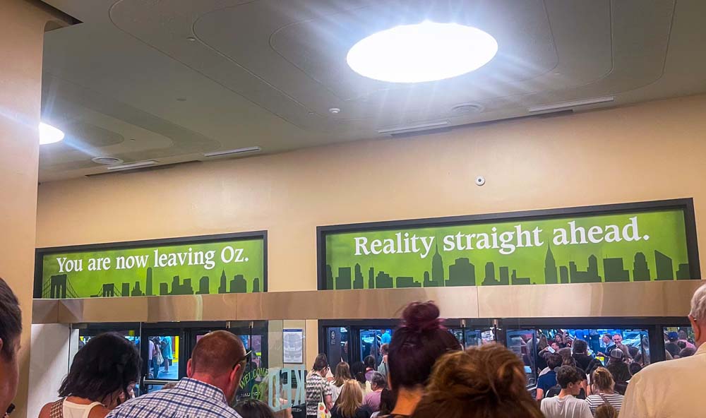 Al salir del teatro, me encontr&eacute; con el cartel que dec&iacute;a: &ldquo;Ahora est&aacute;s saliendo de Oz. La realidad adelante&rdquo;. Sent&iacute; que la magia de WICKED me hab&iacute;a envuelto completamente, dej&aacute;ndome con una sensaci&oacute;n de alegr&iacute;a y el deseo de volver para vivir la experiencia una vez m&aacute;s.