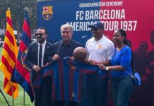 El Barcelona y Nueva York rinden tributo al equipo culé que viajó a Estados Unidos en 1937 Eric Adams, alcalde de Nueva York; y Rita Joseph, concejala de Nueva York durante el tributo al equipo culé